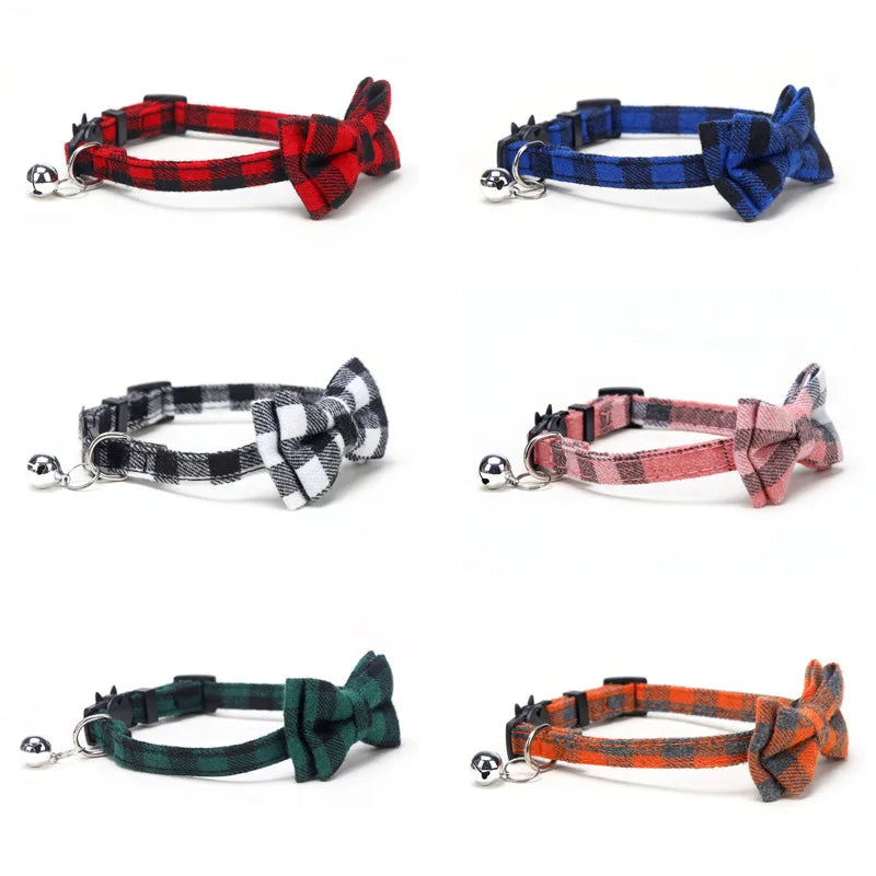 Collier de sécurité pour chat avec nœud papillon et clochette, motif rouge de Noël, élastique et réglable, avec petite clochette.
