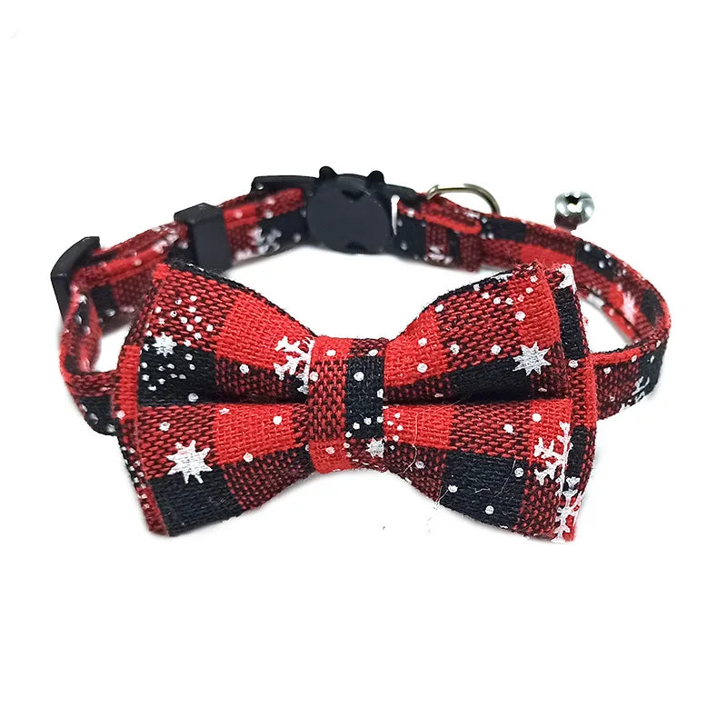 Collier de sécurité pour chat avec nœud papillon et clochette, motif rouge de Noël, élastique et réglable, avec petite clochette.