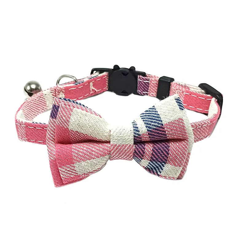 Collier de sécurité pour chat avec nœud papillon et clochette, motif rouge de Noël, élastique et réglable, avec petite clochette.