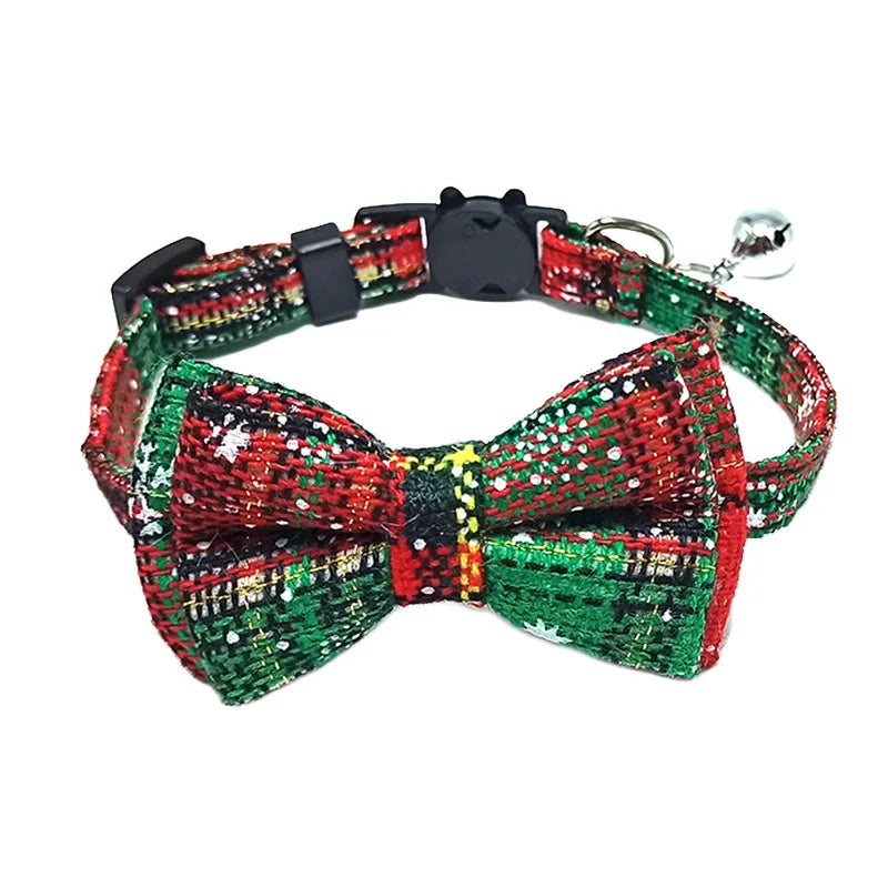 Collier de sécurité pour chat avec nœud papillon et clochette, motif rouge de Noël, élastique et réglable, avec petite clochette.