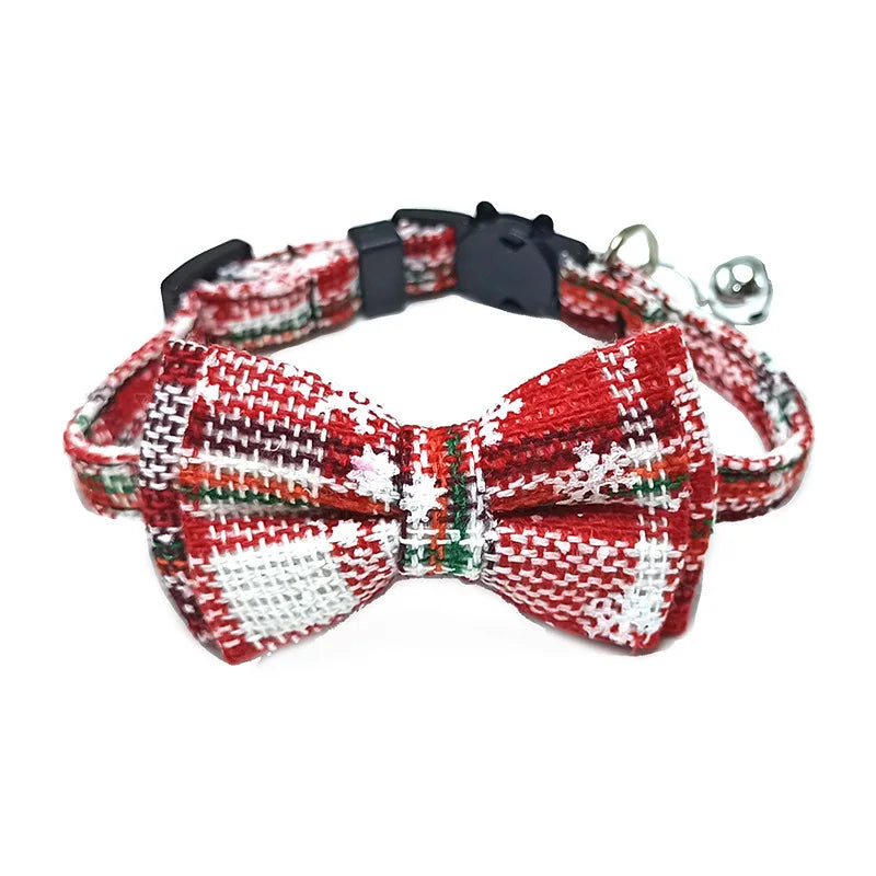 Collier de sécurité pour chat avec nœud papillon et clochette, motif rouge de Noël, élastique et réglable, avec petite clochette.
