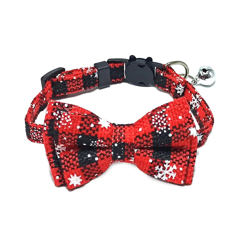 Collier de sécurité pour chat avec nœud papillon et clochette, motif rouge de Noël, élastique et réglable, avec petite clochette.