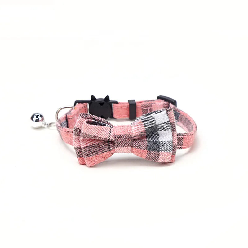 Collier de sécurité pour chat avec nœud papillon et clochette, motif rouge de Noël, élastique et réglable, avec petite clochette.