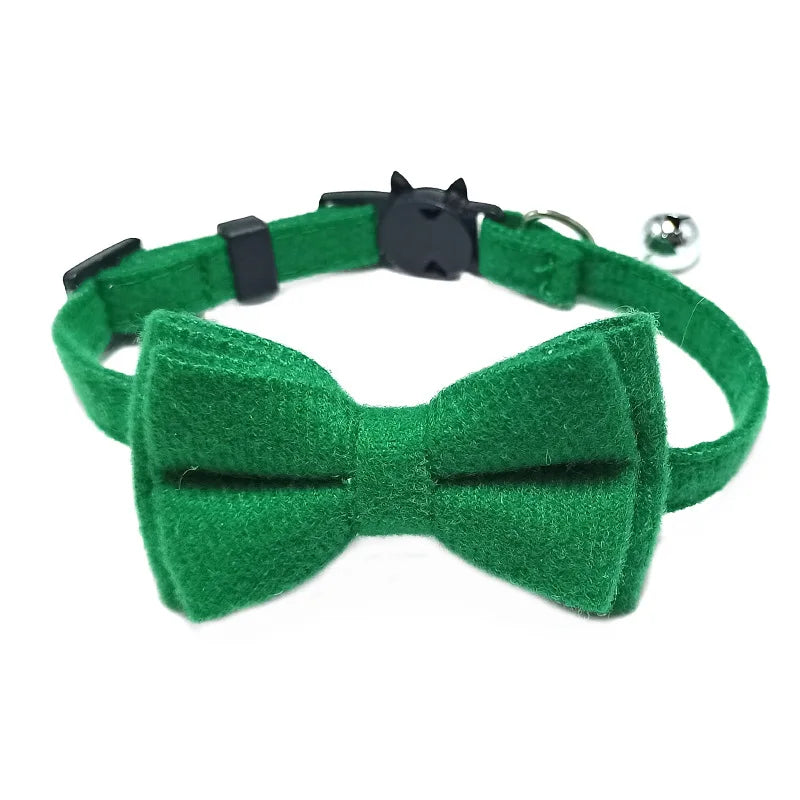 Collier de sécurité pour chat avec nœud papillon et clochette, motif rouge de Noël, élastique et réglable, avec petite clochette.