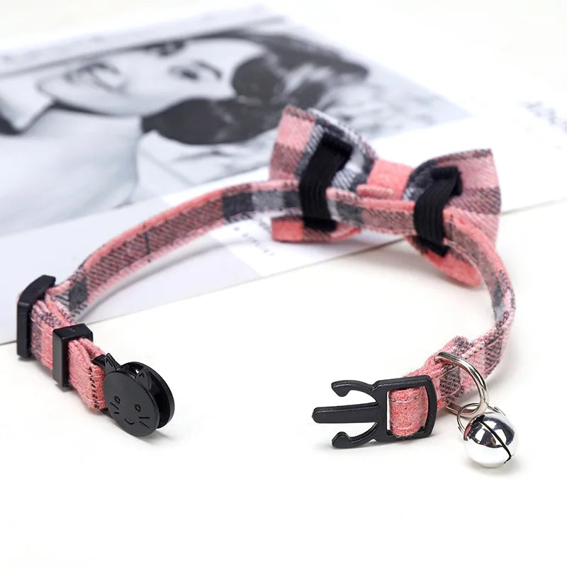 Collier de sécurité pour chat avec nœud papillon et clochette, motif rouge de Noël, élastique et réglable, avec petite clochette.