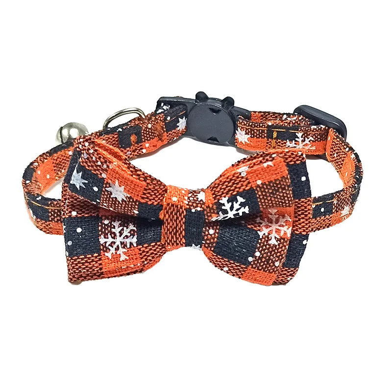 Collier de sécurité pour chat avec nœud papillon et clochette, motif rouge de Noël, élastique et réglable, avec petite clochette.