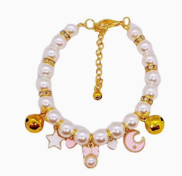 Collier pour chat MonPachaTech artisanal avec perles blanches, breloques dorées, étoile, cœur et lune rose