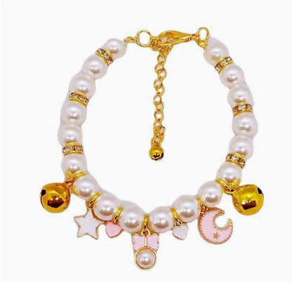 Collier pour chat MonPachaTech artisanal avec perles blanches, breloques dorées, étoile, cœur et lune rose