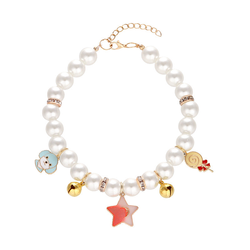 Collier pour chat MonPachaTech en perles blanches avec breloques étoile et grelots dorés, réglable et élégant