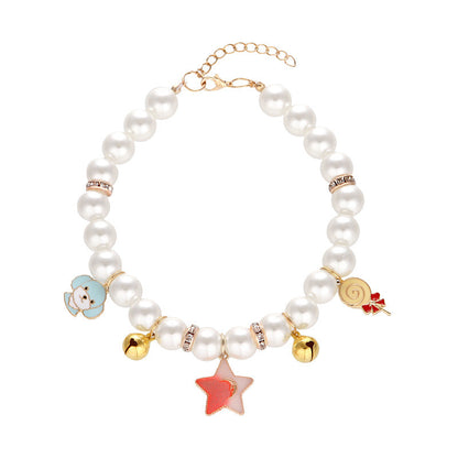 Collier pour chat MonPachaTech en perles blanches avec breloques étoile et grelots dorés, réglable et élégant