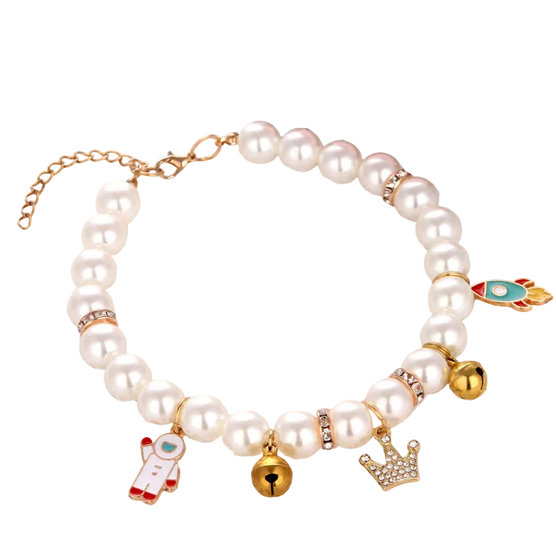 Collier pour chat MonPachaTech en perles blanches avec breloques astronaute, fusée, couronne et grelots dorés