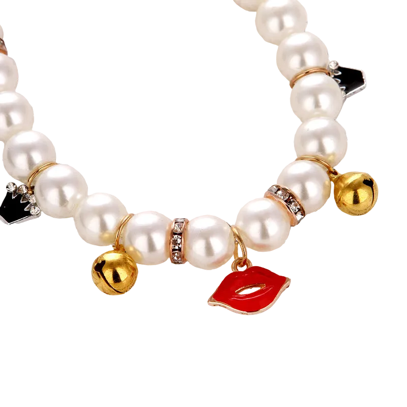 Collier pour chat MonPachaTech en perles blanches avec breloques dorées, grelots et motif lèvres rouges