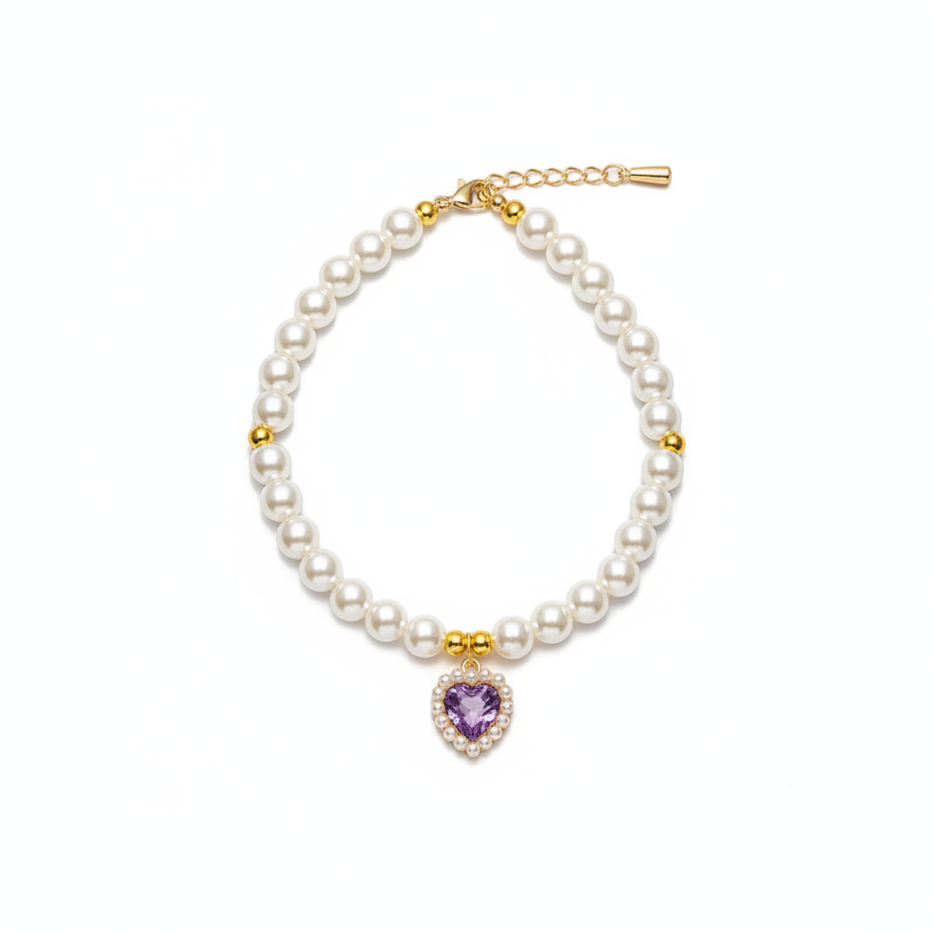 Collier MonPachaTech pour chien et chat avec perles blanches, détails dorés et pendentif cœur en cristal violet