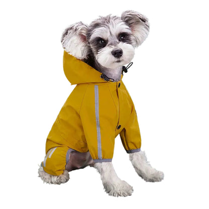 Petit chien portant un imperméable jaune MonPachaTech avec capuche et bandes réfléchissantes pour la pluie
