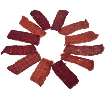 Lamelles de bœuf séché 100 % naturelles MonPachaTech pour chien disposées en cercle sur fond blanc