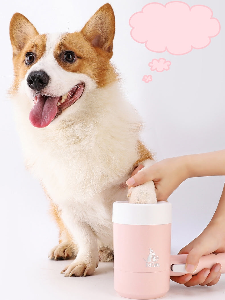 Nettoyeur de pattes MonPachaTech rose avec picots en silicone utilisé sur un chien corgi pour nettoyer ses pattes