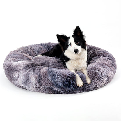 Chien border collie couché dans un panier donut MonPachaTech gris et blanc en fausse fourrure ultra-moelleuse
