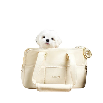 Petit chien blanc dans un sac de transport bandoulière beige MonPachaTech ergonomique pour animaux