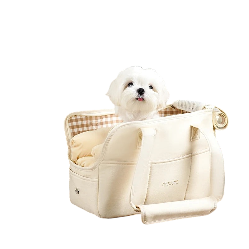 Sac de transport bandoulière MonPachaTech beige pour petit chien blanc assis confortablement à l'intérieur